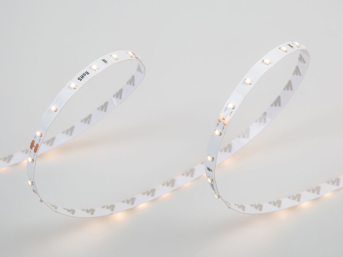 Ақ негіздегі жылы ақ жарық беретін LED таспа