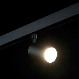 SY-LINK трек споты қосулы күйде, жарық шоғы алға бағытталған