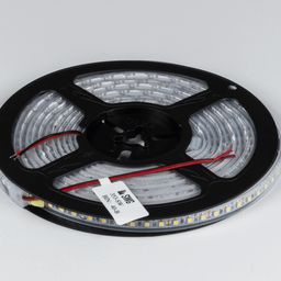 Қара катушкаға оралған 5 м LED таспа