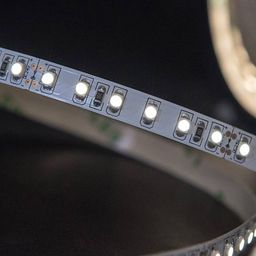 SMD3528 жарықдиодты лентасындағы диодтардың жақыннан түсірілген көрінісі