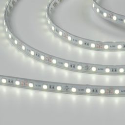 Лента SMD5050 включена, холодный белый свет, крупный план
