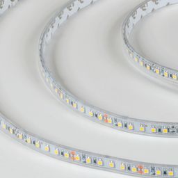 Қаптамадағы SMD3528 LED таспасы, жақыннан түсірілген көрініс