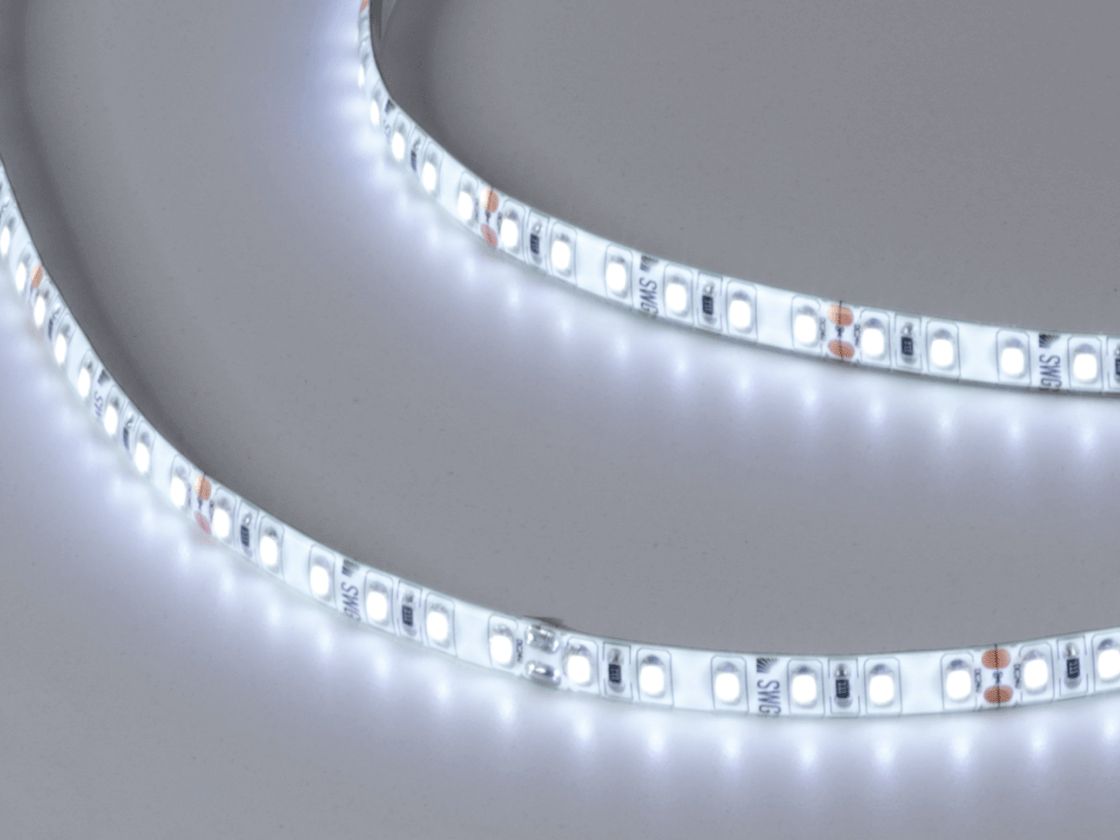 Жұмыс істеп тұрған LED таспа, суық ақ жарық