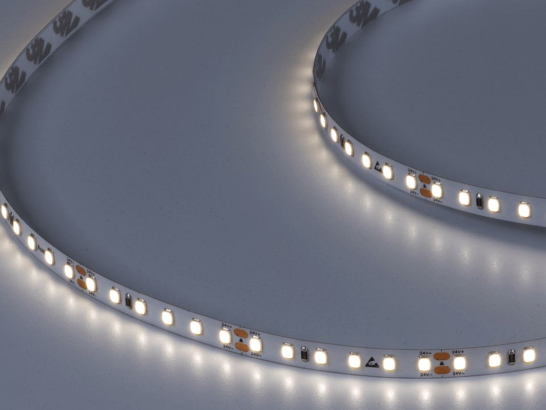 Жарқырап тұрған LED таспадағы диодтардың жақыннан түсірілген көрінісі