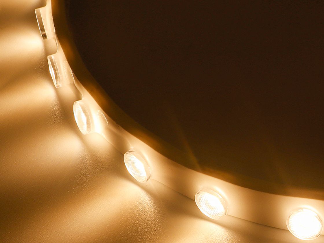 Фокустаушы мини LED-лента, жылы жарық, жақыннан түсірілген көрініс
