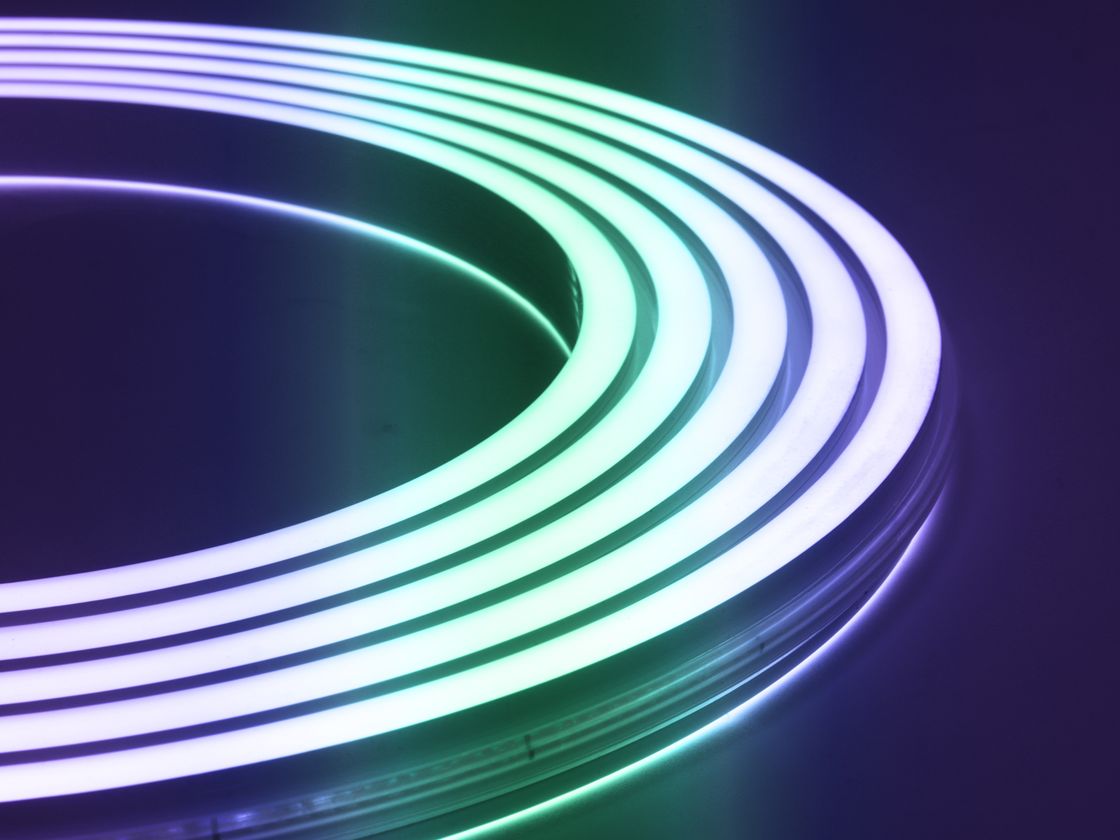 RGB қос неон лентасы, доға тәрізді жарқырап тұрған, жақыннан түсірілген кадр