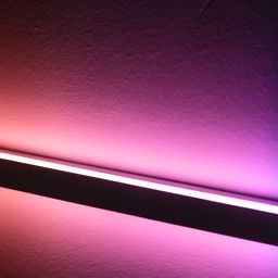 Қабырғаға орнатылған RGB икемді неон жолағы, бүйірден көрініс