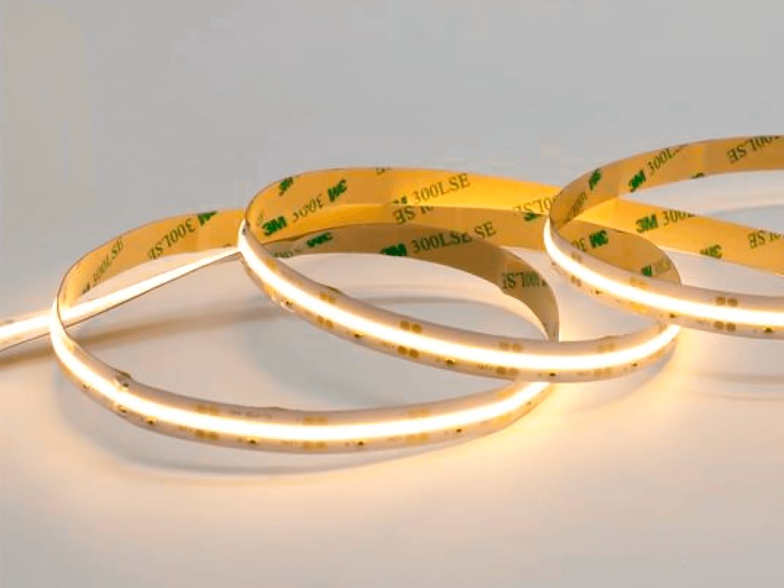Жылы ақ түсті COB LED таспа, қосулы күйде, ірі план