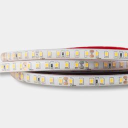 SMD2835 LED таспасының жақыннан түсірілген көрінісі, жылы түсті диодтар