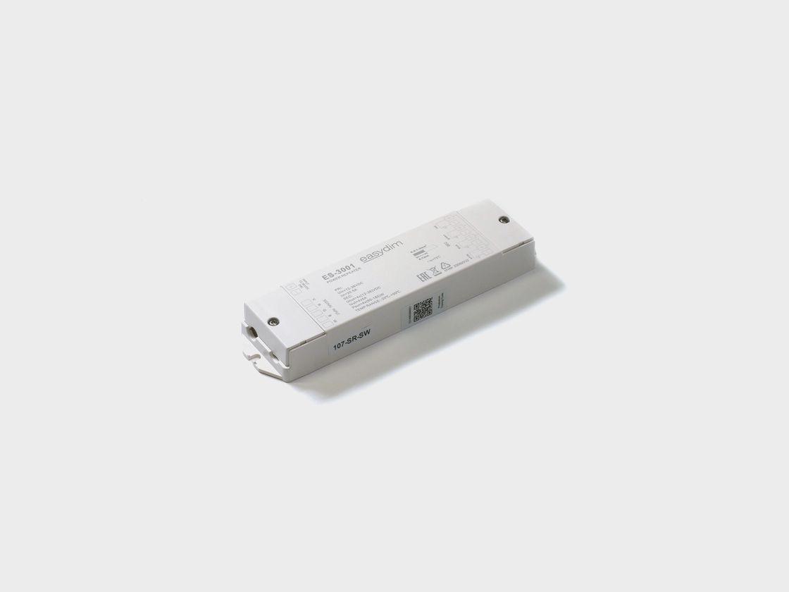 EasyDim ES-3001 қорек күшейткіші, жоғарыдан қиғаш ракурстағы көрініс