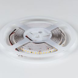 Пластик орамға оралған 24 В LED таспасының катушкасы