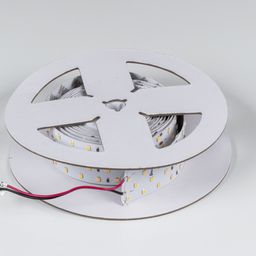 Қосылу сымдары бар 24 В LED таспасының катушкасы