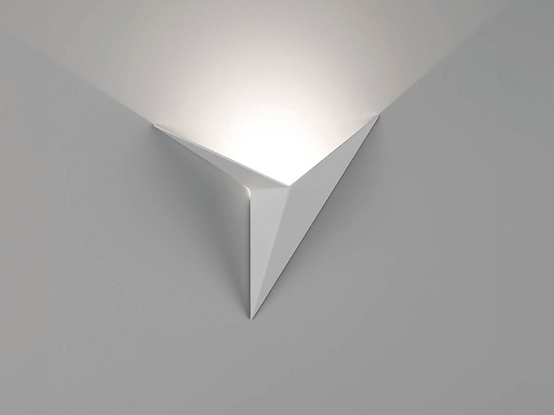 TRIK қабырға шамы жұмыс үстінде, жарық жоғары бағытталған