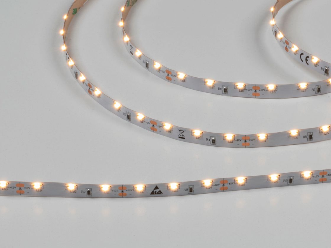 Жылы түсті бүйірден жарық беретін LED таспа, қосулы