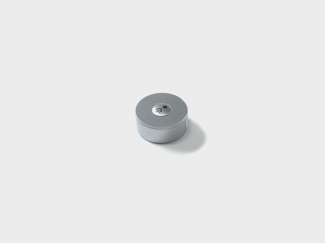 EasyDim DESK күміс түсті мини RF пульті, үстінен көрініс