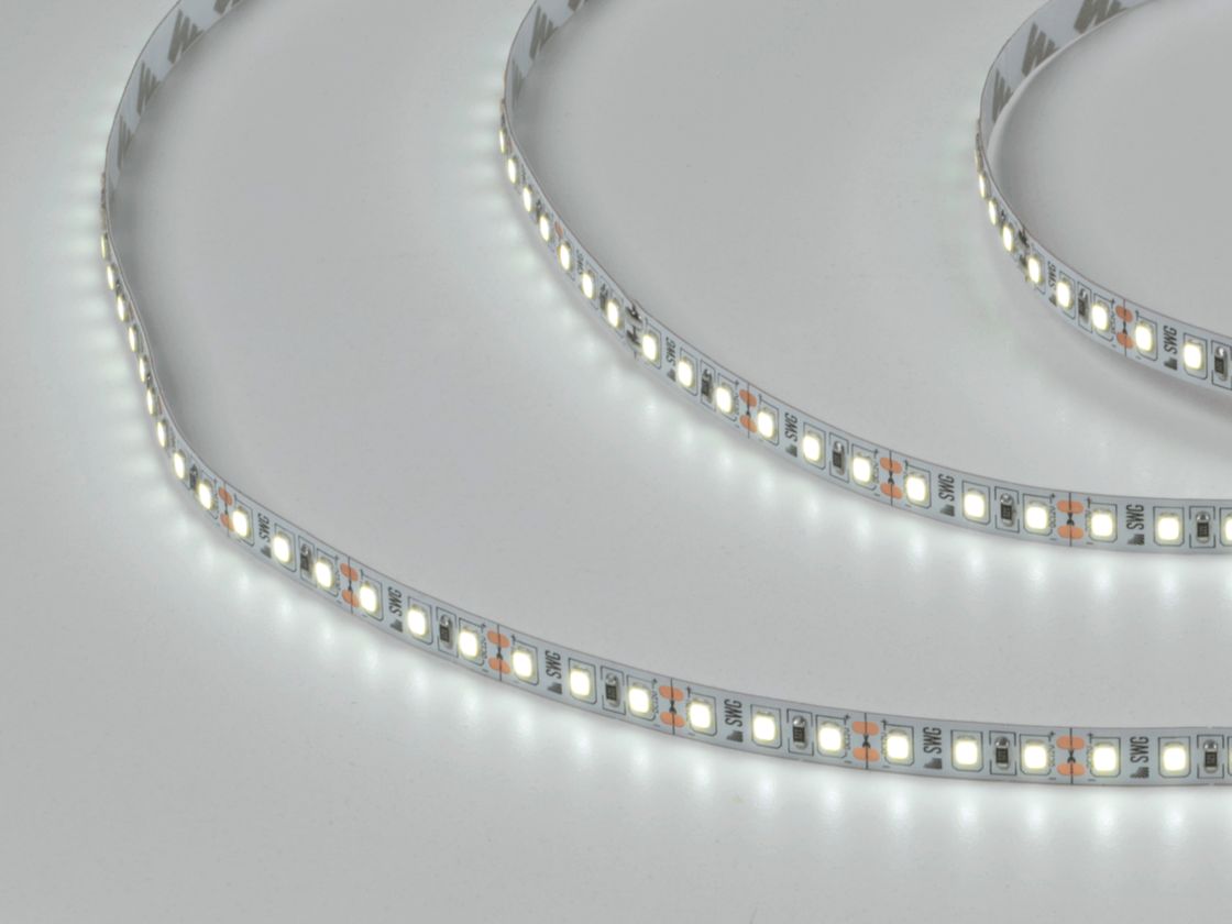Ақ фонда жарқырап тұрған SWG LED таспасы