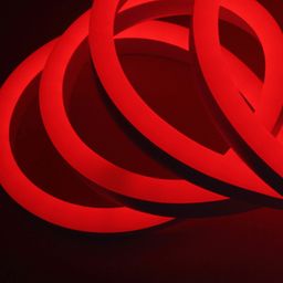 Бухтаға оралған қызыл неон таспасы, жақыннан түсірілген көрініс