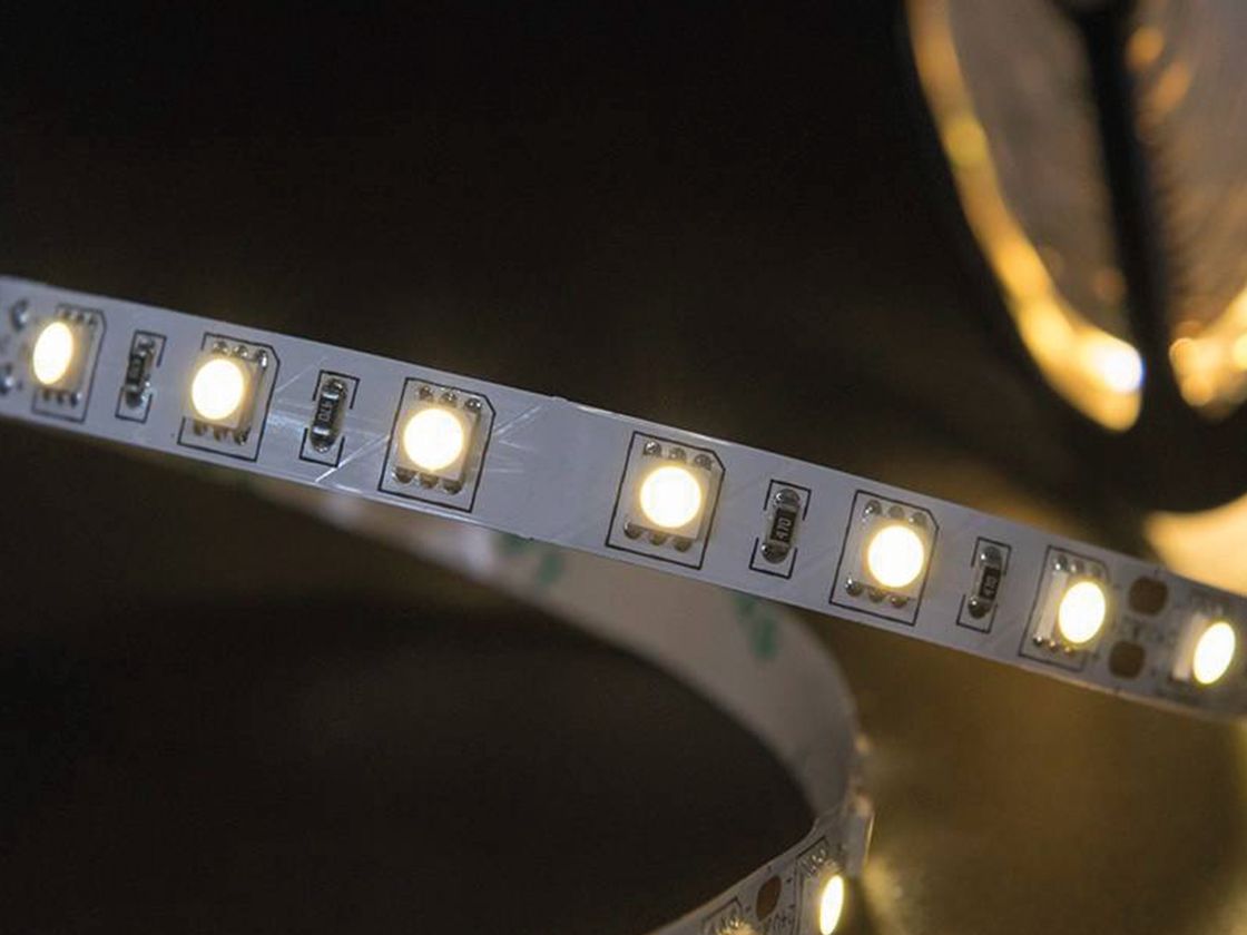 Бейтарап ақ жарық беріп тұрған қосылған LED таспа (ірі план)