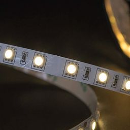 Бейтарап ақ жарық беріп тұрған қосылған LED таспа (ірі план)