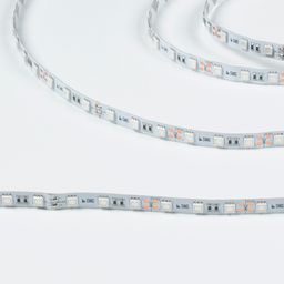 Ақ негіздегі SWG SMD5050 LED таспасы, ток өткізгіш жолақтары көрінеді