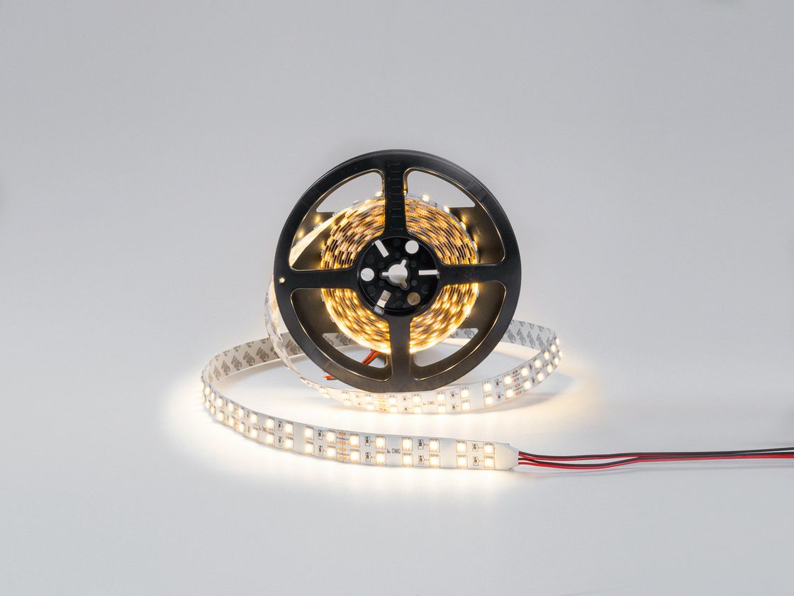 Жылы ақ SMD5050 LED таспасының катушкасы, қосулы күйде