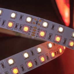 Жұмыс үстіндегі SMD5050 RGBW LED таспа: жылы реңкті жарық шығару