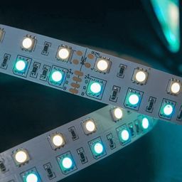 Жұмыс істеп тұрған SMD5050 RGBW таспасы: диодтардың көгілдір жарығы