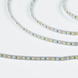 Ақ негіздегі SMD2835 LED таспасының ірі жоспары