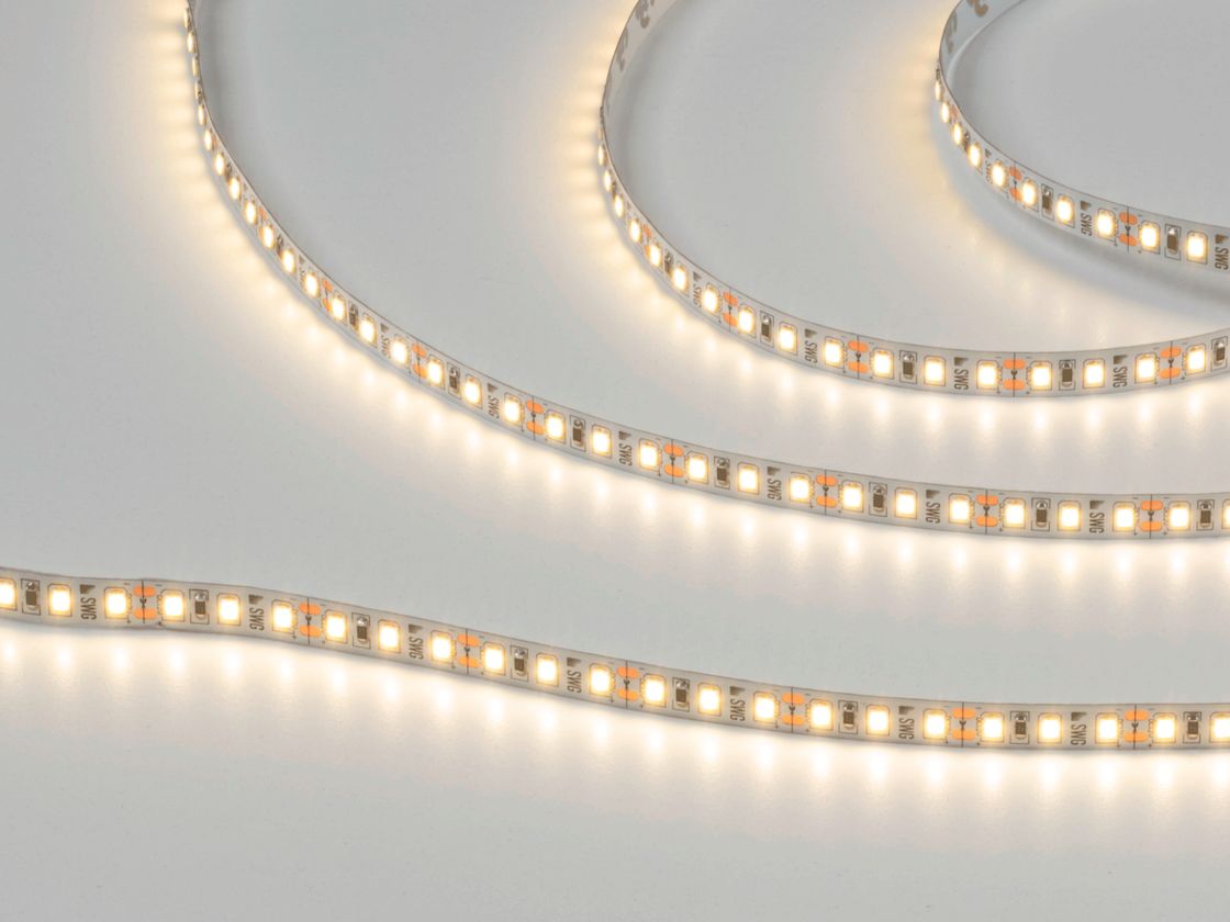 Светодиодная лента SMD2835 нейтрального белого свечения во включённом состоянии, крупный план
