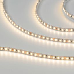 Светодиодная лента SMD2835 нейтрального белого свечения во включённом состоянии, крупный план