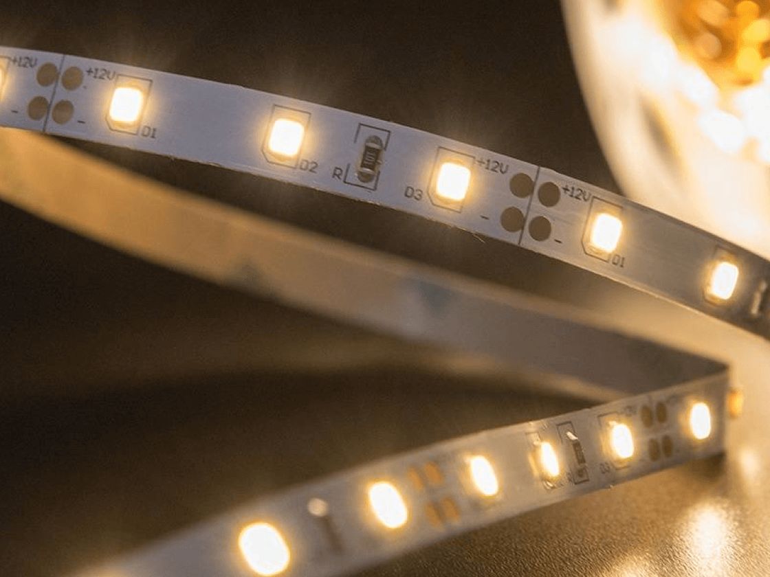 Қосылған күйдегі 12 В жылы ақ жарық беретін LED таспа, ірі план